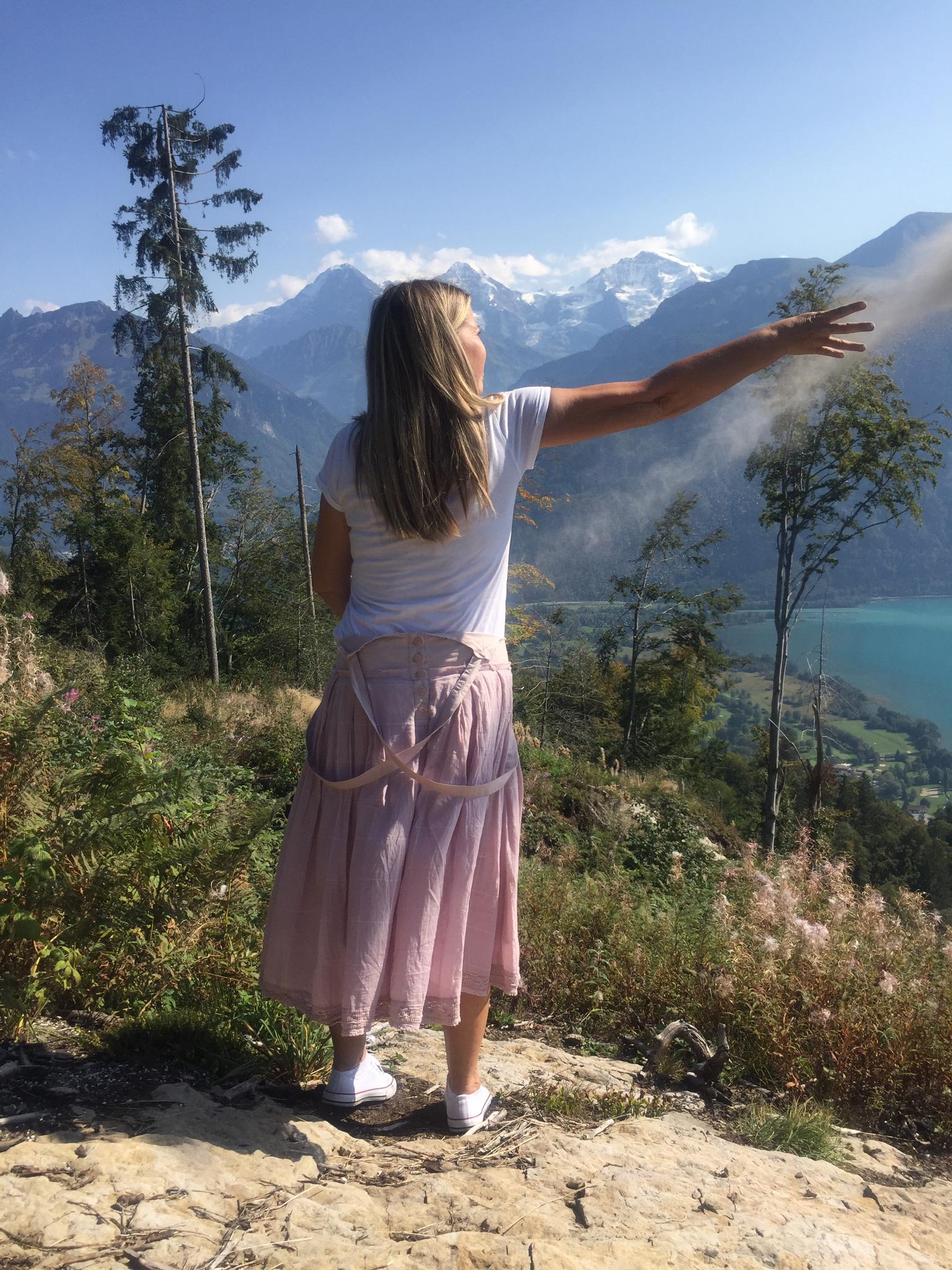Frau verstreut Asche in den Schweizer Alpen — Oase der Ewigkeit